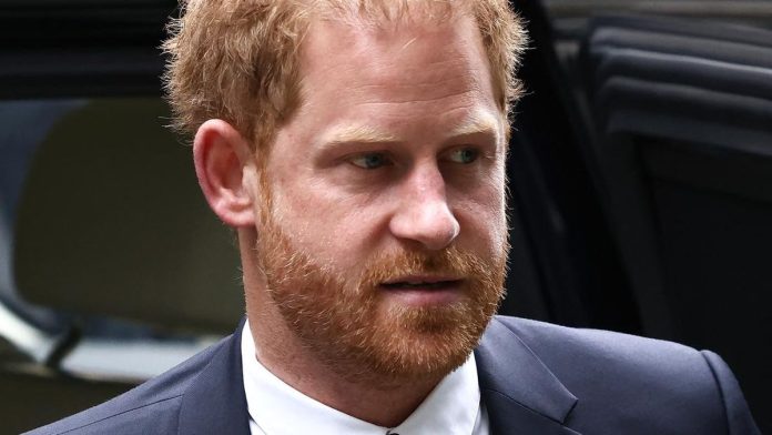 Pangeran Harry Disebut Tahu Bapaknya Masuk RS dari Berita di Media