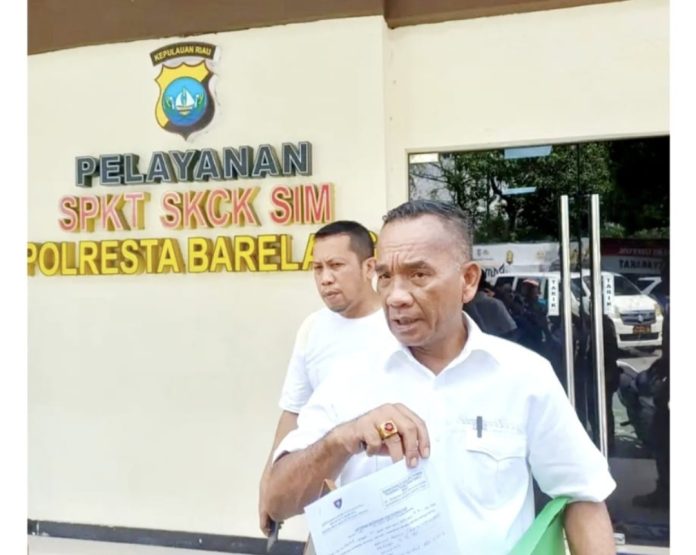 Akhmad Rosano menunjukkan Laporan Polisi (LP) kepada awak media usai membuat laporan di Mapolresta Barelang. LP yang dibuat Rosano ditunjukkan kepada Yusril Koto. (Istimewa)