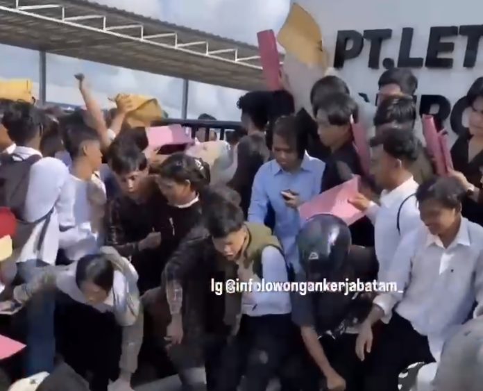 Dua Pencaker yang terjatuh ke parit saat mengikuti walk-in interview PT Letsolar Energy Indonesia di Horizon Industrial Park diterima kerja. (Istimewa)