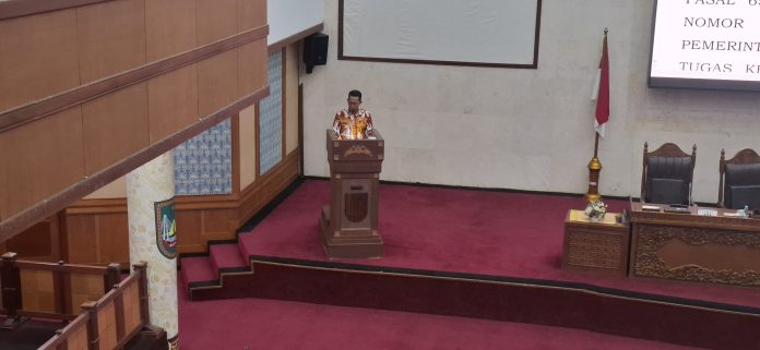 Wali Kota Batam, Amsakar Achmad menyampaikan Ranperda RPJMD Kota Batam Tahun 2025-2029 dalam rapat paripurna, Rabu (14/5/2025). (uly)