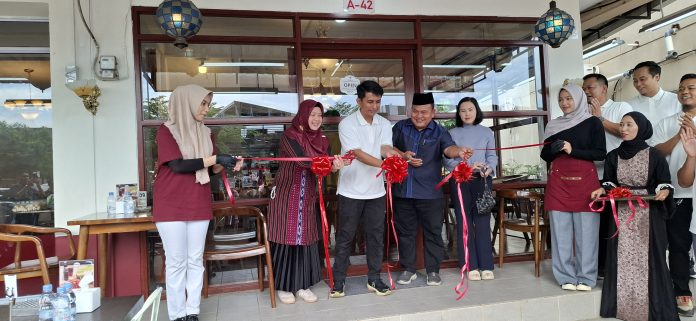 Pandawa + Hand resmi membuka outlet pertamanya untuk brand kuliner terbaru yakni Sate Merah Van Demang di Batam Center. (uly)