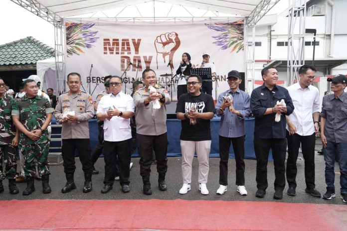 Wali Kota Batam, Amsakar Achmad, menghadiri peringatan May Day 2025 diselenggarakan oleh FSPMI di Halaman Plaza Batamindo. (Istimewa)