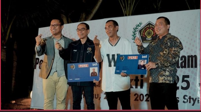 Pelantikan PWI Kota Batam dan IKWI Kota Batam dimeriahkan dengan peluncuran kartu ATM unik hasil kerja sama dengan BTN. (Istimewa)