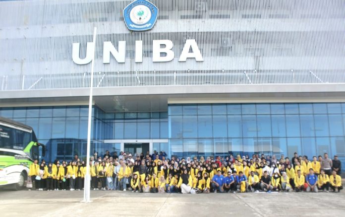 Uniba melepas 250 mahasiswa mengikuti program KKN yang terintegrasi dengan program Merdeka Belajar Kampus Merdeka (MBKM), Sabtu (17/05/2025). (Istimewa) Uniba melepas 250 mahasiswa mengikuti program KKN yang terintegrasi dengan program Merdeka Belajar Kampus Merdeka (MBKM), Sabtu (17/05/2025). (Istimewa)