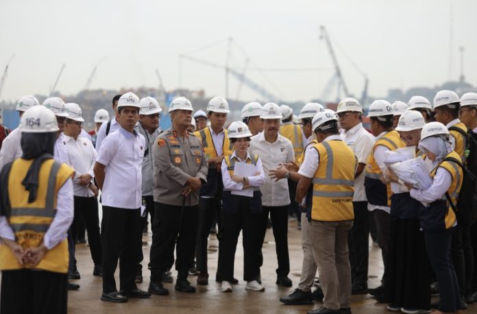 Wakil Kepala BP Batam, Li Claudia Chandra meninjau persiapan pengoperasian 4 STS Crane yang baru tiba di Batam di Batu Ampar. (Humas BP Batam)