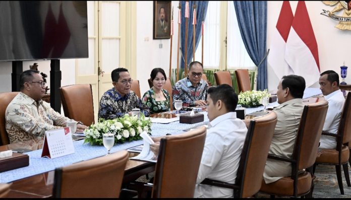 Kepala BP Batam, Amsakar Achmad melaporkan strategi percepatan investasi kepada Presiden RI, Prabowo Subianto di Istana Kepresidenan Jakarta, Kamis (23/5/2025). (Humas BP Batam)