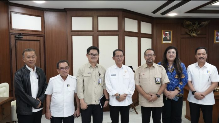 Kepala BP Batam, Amsakar Achmad, menerima kunjungan kerja Tenaga Ahli Utama (Deputi IV) Kantor Staf Presiden Republik Indonesia Bidang Infrastruktur dan Pengembangan Wilayah, Prof. Resdiansyah, Selasa (20/5/2025). (Humas BP Batam)