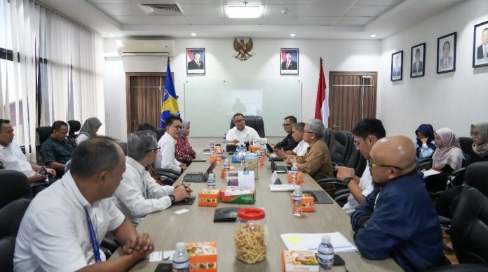 Deputi Bidang Investasi dan Pengusahaan BP Batam, Fary Djemy Francis menerima kunjungan PT Caterpillar Indonesia di Gedung Utama BP Batam pada Kamis (15/5/2025). (Humas BP Batam)