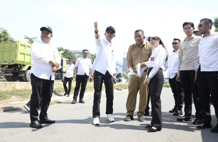 Wali Kota Batam Amsakar Achmad, bersama Wakil Wali Kota Batam Li Claudia Chandra, didampingi tinjau lokasi pelebaran jalan, Selasa (27/5/2025). (Diskominfo Kota Batam)
