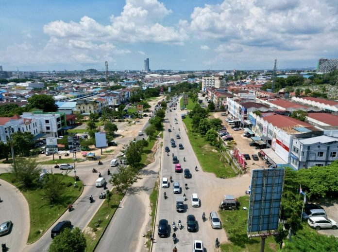 Kepala BP Batam, Amsakar Achmad, bersama Wakil Kepala BP Batam, Li Claudia Chandra, meninjau ruas jalan yang rencana diperlebar. (Humas BP Batam)