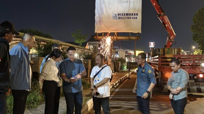 BP Batam bersama Tim Terpadu menindak dua papan reklame tidak berizin yang berada di kawasan Pollux Habibie dan Fanindo Sanctuary Garden, Selasa (27/5/2025). (Humas BP Batam)