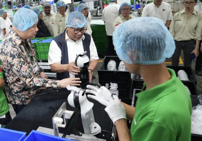 Anggota/Deputi Bidang Investasi dan Pengusahaan BP Batam, Fary Djemy Francis melakukan belanja masalah yang dihadapi oleh para investor di Kota Batam. (Humas BP Batam)
