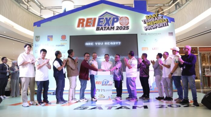 Kepala BP Batam, Amsakar Achmad didampingi Anggota/Deputi Bidang Investasi dan Pengusahaan Fary Djemy Francis membuka Opening Ceremony Rei Expo Batam 2025, Kamis (29/5/2025). (Humas BP Batam)