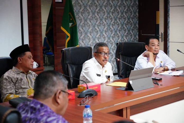 Sekretaris Daerah Kota Batam, Jefridin Hamid memimpin rapat Persiapan Idul Adha 1446 Hijriah di Ruang Rapat Hang Nadim Lantai IV, Rabu (28/05/2025). (Diskominfo Kota Batam)