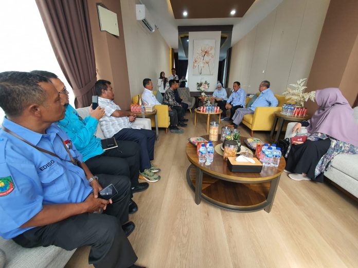 Hari pertama pelaksanaan Seleksi Penerimaan Murid Baru (SPMB) tingkat SMA/SMK di Provinsi Kepri mencatat lebih dari 10 ribu pendaftar. (uly)