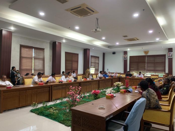 Sejumlah warga Kampung Damai, RT 005 RW 007, Bukit Tempayan, Batu Aji menggelar RDP bersama Komisi I DPRD Kota Batam, Rabu (11/6/2026). (Istimewa)