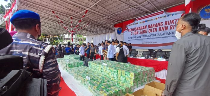 BNN RI musnahkan barang bukti narkotika seberat 2 ton jenis sabu di Batam, Kepulauan Riau, Kamis (12/7/2025). (uly)