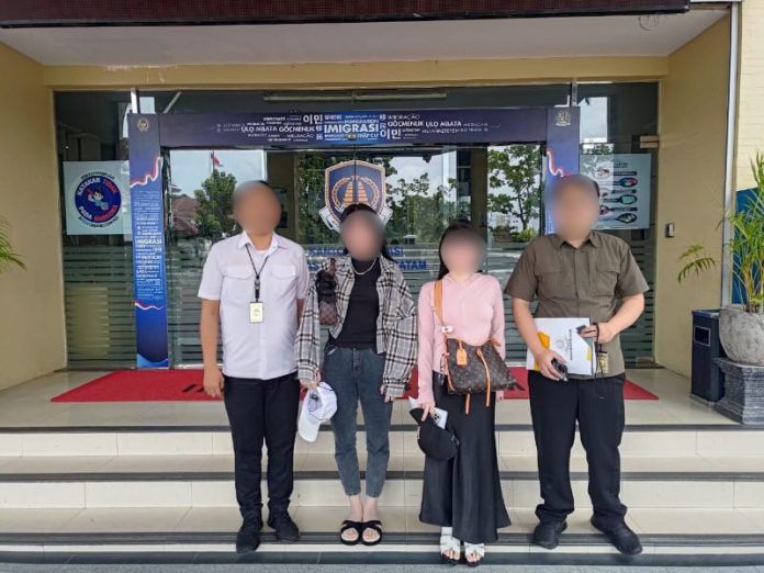 Kantor Imigrasi Kelas I Khusus TPI Batam deportasi terhadap dua warga negara Vietnam berinisial THTL dan TTTN pada 25 Juni 2025. (Istimewa)