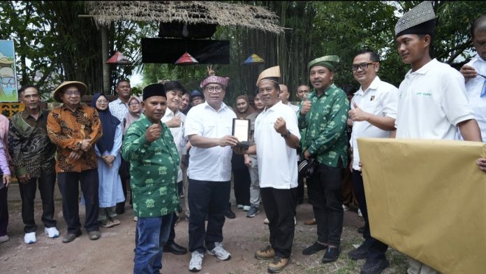 Deputi Bidang Investasi dan Pengusahaan BP Batam, Fary Francis kunker ke Kampung Sawah, Tanjung Riau, Kecamatan Sekupang, Selasa (10/6/2025). (Humas BP Batam)