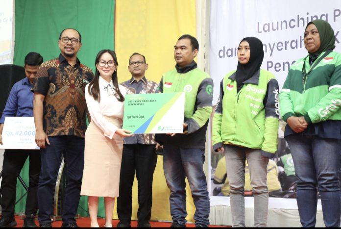 Sebanyak 6.945 pekerja rentan terdiri dari ojek online, penambang boat pancung, hingga penarik becak kayuh mendapatkan perlindungan BPJSTK. (Istimewa)