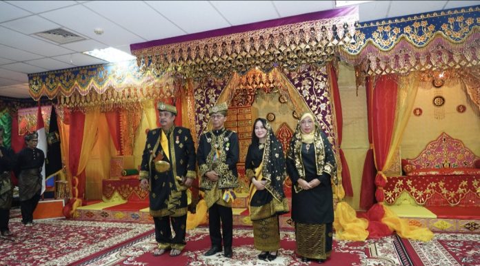 LAM Kepri Kota Batam menabalkan Kepala BP Batam, Amsakar Achmad sebagai Dato' Setia Amanah dan Wakil Kepala BP Batam, Li Claudia Chandra sebagai Dato' Setia Bijaksana. (Humas BP Batam)