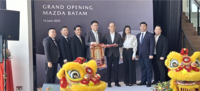 PT EMI selaku Agen Tunggal Pemegang Merek (ATPM) Mazda di Indonesia meresmikan bangunan baru dealer Mazda Batam dengan tampilan lebih modern. (uly)