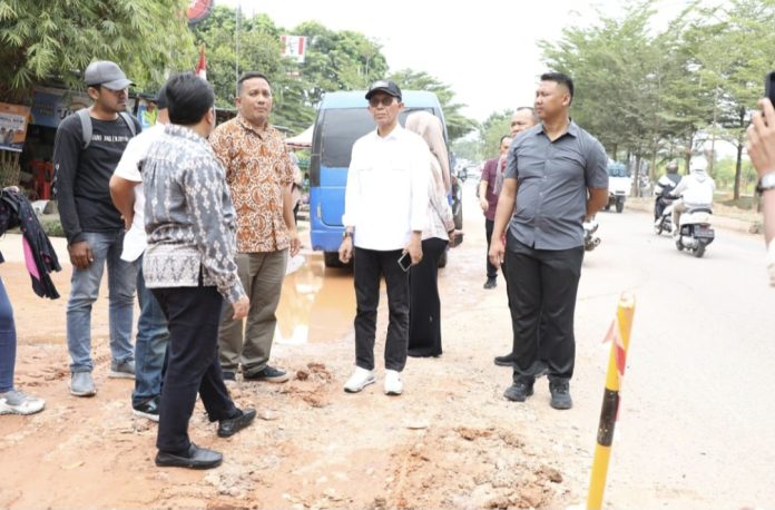 Wali Kota Batam, Amsakar Achmad tinjau proses pelebaran Jalan Letjen Suprapto, tepatnya di depan SP Plaza, Batuaji, Kamis (19/6/2025). (uly)