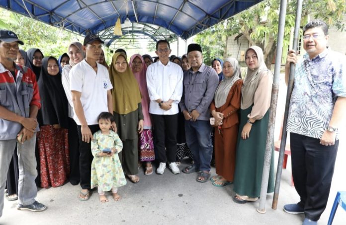 Wali Kota Batam, Amsakar Achmad mengunjungi kediaman keluarga pasien Muhammad Alif Okto Karyanto (12) di Kaveling Sei Lekop, Sagulung, Kota Batam, Kepri. (Diskominfo Kota Batam)