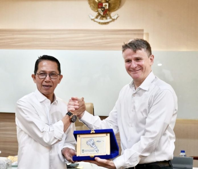 Kepala BP /Wali Kota Batam Amsakar Achmad menerima kunjungan Duta Besar Australia Untuk Indonesia Mr. Roderick Brazier, Senin (30/6/2025). (Humas BP Batam)