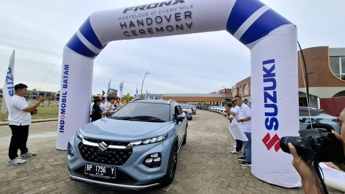 PT Suzuki Indomobil Sales (SIS) bersama PT RMS menyerahkan 20 unit perdana Suzuki Fronx kepada konsumen di Batam, Sabtu (12/7/2025). (uly)