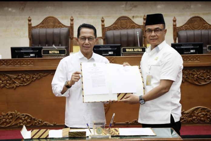 Wali Kota Batam, Amsakar Achmad secara resmi menyampaikan Rancangan Peraturan Daerah (Raperda) tentang Perubahan APBD Kota Batam Tahun Anggaran 2025 dalam rapat paripurna DPRD Kota Batam, Senin (30/6/2025). (Istimewa)