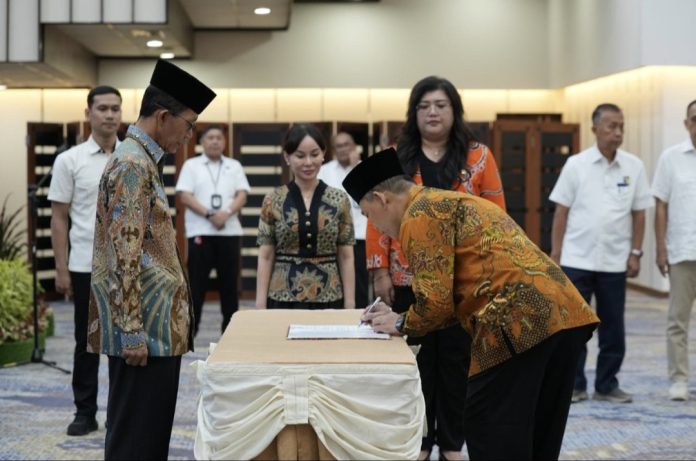 Kepala BP Batam, Amsakar Achmad resmi melantik Kolonel Laut (K) dr. Tanto Budiharto sebagai Direktur RSBP Batam, Selasa (1/7/2025). (Humas BP Batam)