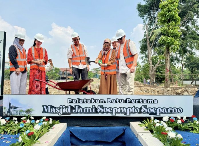 Keluarga besar Almarhum H. Soeprapto Soeparno memulai pembangunan (groundbreaking) Masjid Jami Soeprapto Soeparno pada Sabtu, (5/7/2025). (uly)