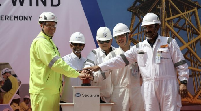 Kepala BP Batam, Amsakar Achmad menyambut baik pelepasan proyek Empire Wind (Wind Tower) ke Amerika Serikat di Seatrium Batam Yard, Kawasan Industri Terpadu Kabil, Senin (7/7/2025). (Humas BP Batam)