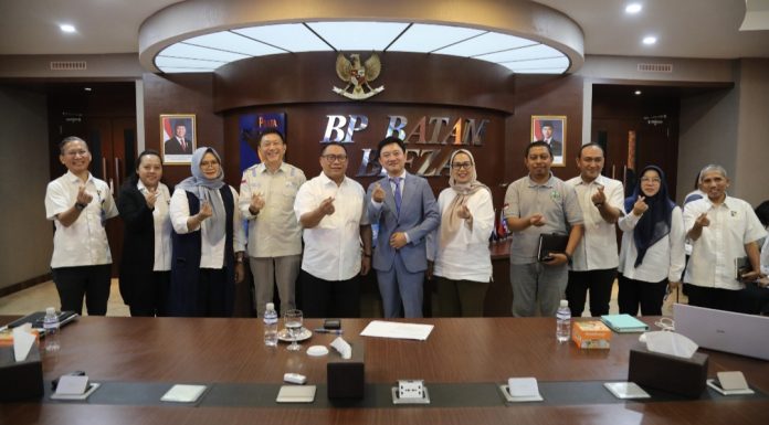 Deputi Bidang Investasi dan Pengusahaan BP Batam, Fary Francis menerima kunjungan Calon Investor dari Korea Selatan, Kim Junghyeon pada Selasa (8/7/2025) di Marketing Centre BP Batam. (Humas BP Batam)