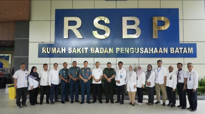 Direktur RSBP Batam, Kolonel Laut (K) dr. Tanto Budiharto, SpJP, menerima kunjungan kerja Wakapuskes TNI, Laksma TNI Dr. dr. R.M. Tjahja Nurrobi, Kamis (10/7/2025). (Humas BP Batam)