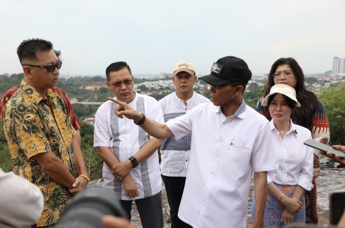Kepala BP Batam, Amsakar Achmad bersama Wakil Kepala BP Batam, Li Claudia Chandra meninjau aktivitas cut and fill di lokasi Hotel Vista, Jumat (11/7/2025). (Istimewa)