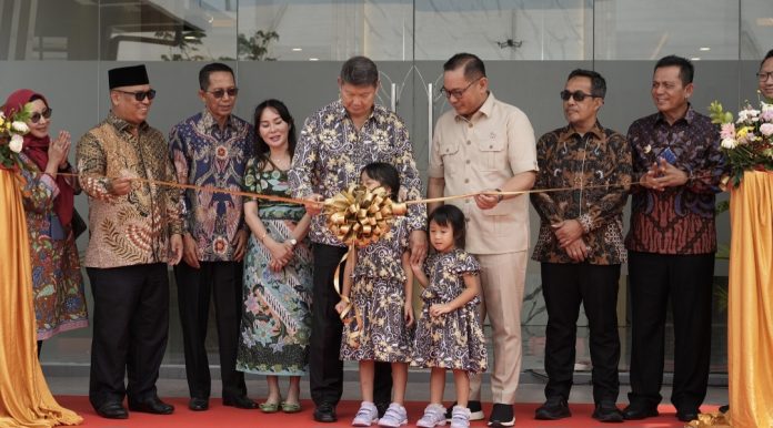 Kepala BP Batam, Amsakar Achmad dan Wakil Kepala BP Batam, Li Claudia Chandra meresmikan pabrik PT STANIA di Kawasan Industri Tunas Prima. (Humas BP Batam)