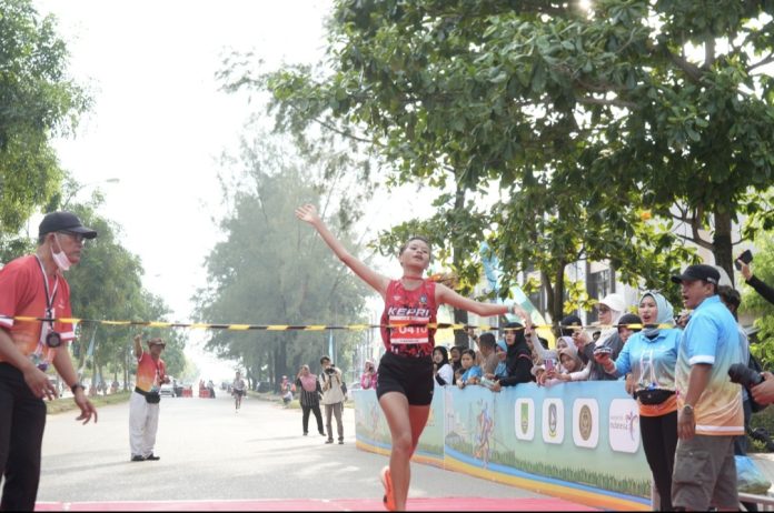 Kepala BP Batam, Amsakar Achmad membuka Event Batam 10K 2025 Minggu (13/7/2025) bertempat di Hotel Grand Mercure Batam Centre. (Humas BP Batam)