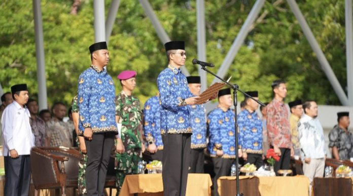 Kepala BP Batam, Amsakar Achmad, memimpin upacara peringatan Hari Koperasi Nasional ke-78 di Dataran Engku Putri, Senin (14/7/2025). (Humas BP Batam)