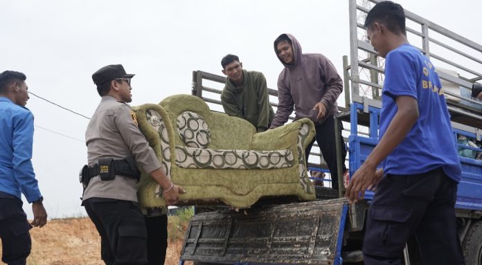 BP Batam kembali memfasilitasi pergeseran 2 KK terdampak pengembangan Rempang Eco-City ke rumah baru Tanjung Banon secara bertahap dan humanis, Selasa (15/7/2025). (Humas BP Batam)