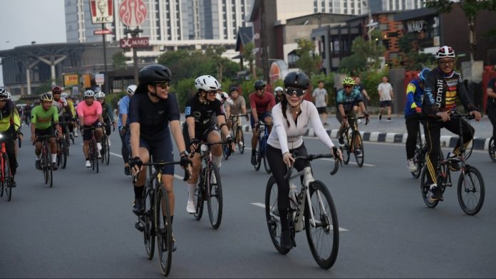 Kepala BP Batam, Amsakar Achmad, dan Wakil Kepala BP Batam, Li Claudia Chandra, mengikuti kegiatan Gowes Santai bersama Polda Kepri, Minggu (20/7/2025). (Humas BP Batam)