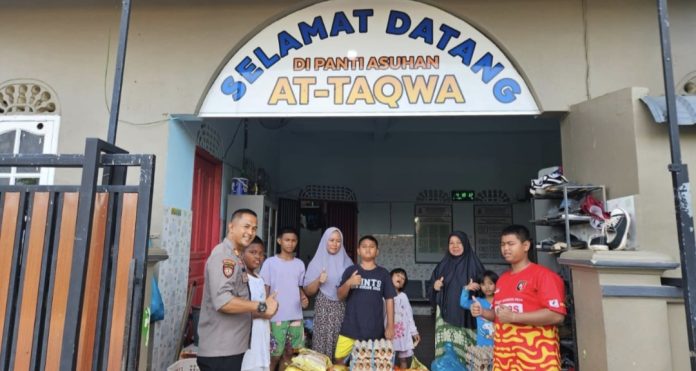 Alumni SPN Polda Riau Angkatan 2001 yang kini berdinas di Polda Kepri menyalurkan paket sembako kepada anak-anak yatim piatu di Panti Asuhan At-Taqwa, Senin (21/7/2025). (Istimewa)