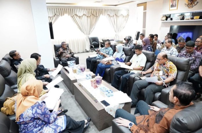 Sekda Kota Batam, Jefridin Hamid mengimbau masyarakat Kota Batam untuk memasang bendera dan umbul-umbul memperingati HUT Ke-80 RI. (Diskominfo Batam)