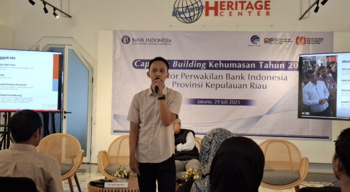 Koordinator Liputan Ekonomi Kantor Berita Antara, Indra Arief Iskandar mengatakan menyusun berita ekonomi bukanlah pekerjaan yang sederhana. (uly)