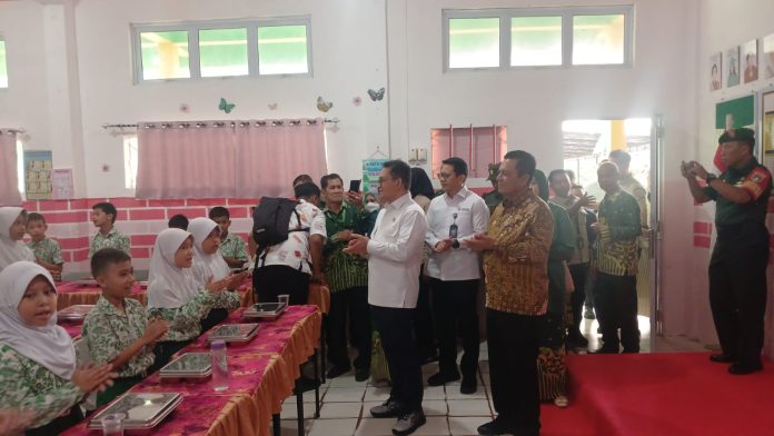 Menteri Perdagangan RI, Budi Santoso meninjau pelaksanaan MBG di Sekolah Ibnu Sina Batam, Kamis (14/8/2025)