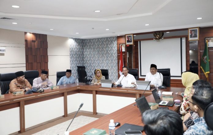 Wali Kota Batam, Amsakar Achmad secara resmi membuka FGD bersama perwakilan HRD perusahaan di Batam, Jum'at, (1/8/2025). (Diskominfo Batam)