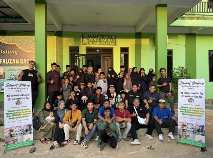 Pemuda Singapura berusia 26 tahun, Kai Emilio bersama istri dan rombongan mengunjungi Panti Asuhan Al-Fauzan di Kavling Tiban Pajak, Sekupang. (Istimewa)