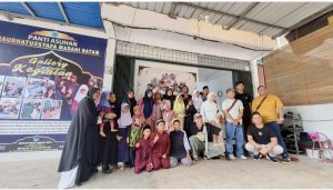 Sultan Singapura, Kai Emilio didampingi isteri dan timnya berbagi sembako dan membangun satu kamar di Panti Asuhan Rhaudatussyafa Madani, Patam Lestari, Sekupang, Kota Batam, Provinsi Kepri, Senin (4/8/2025). (uly)
