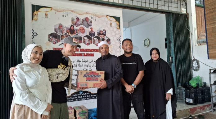 Sultan Singapura, Kai Emilio didampingi isteri dan timnya berbagi sembako dan membangun satu kamar di Panti Asuhan Rhaudatussyafa Madani, Patam Lestari, Sekupang, Kota Batam, Provinsi Kepri, Senin (4/8/2025).